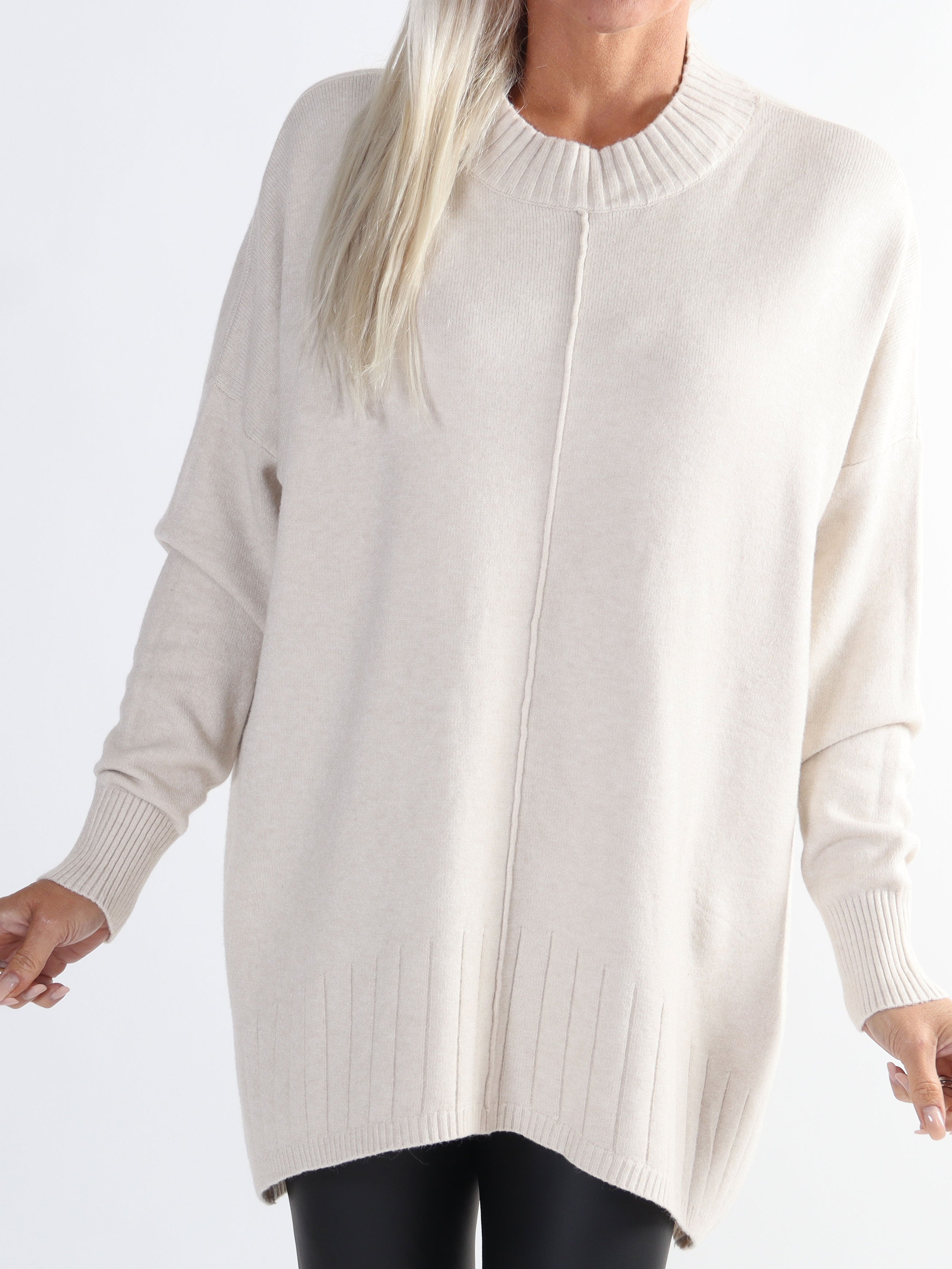 Amora - Lang blød plus size strikbluse